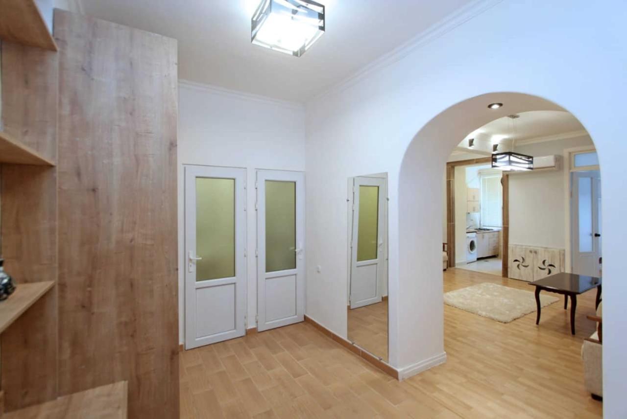Sunny Apartment In The Center Erévan Extérieur photo